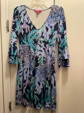 Lily Pulitzer Women’s Sz. Small Blue Print V-Neck Dress w/Bell Sleeves, EUC.